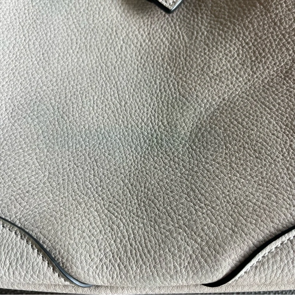 Tecovas Sierra Hobo Crossbody in Cream Pebbled Leather with Gold Zipper (EUC)